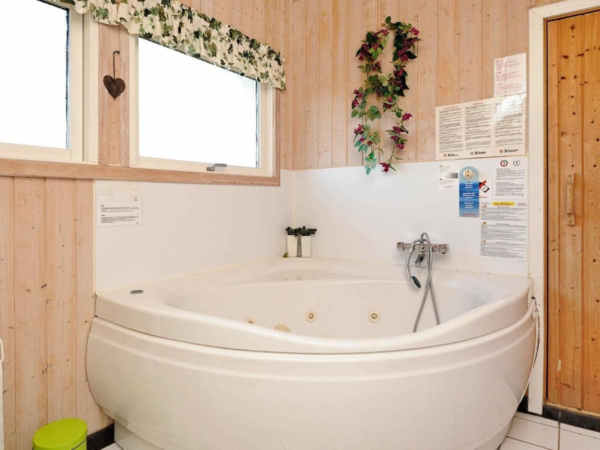 8 Person Holiday Home In Hejls Bilik gambar
